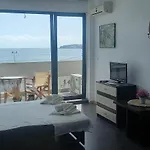 Azur شقة